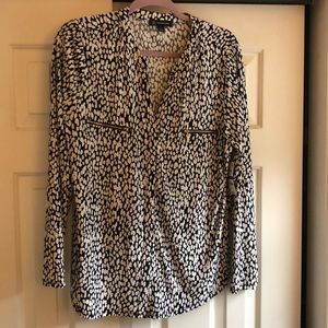 NWT Black and white print INC vneck top w/ zippers